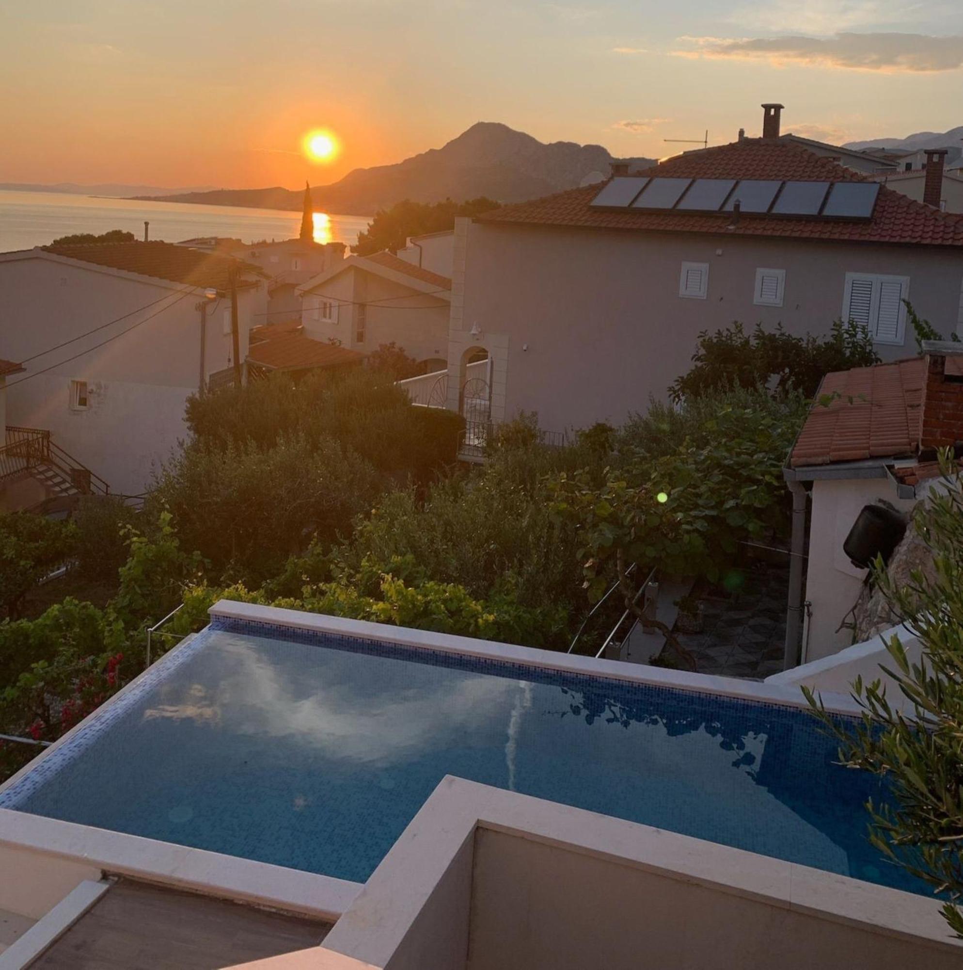 Apartments With Pool Vrdoljak 奥米什 客房 照片