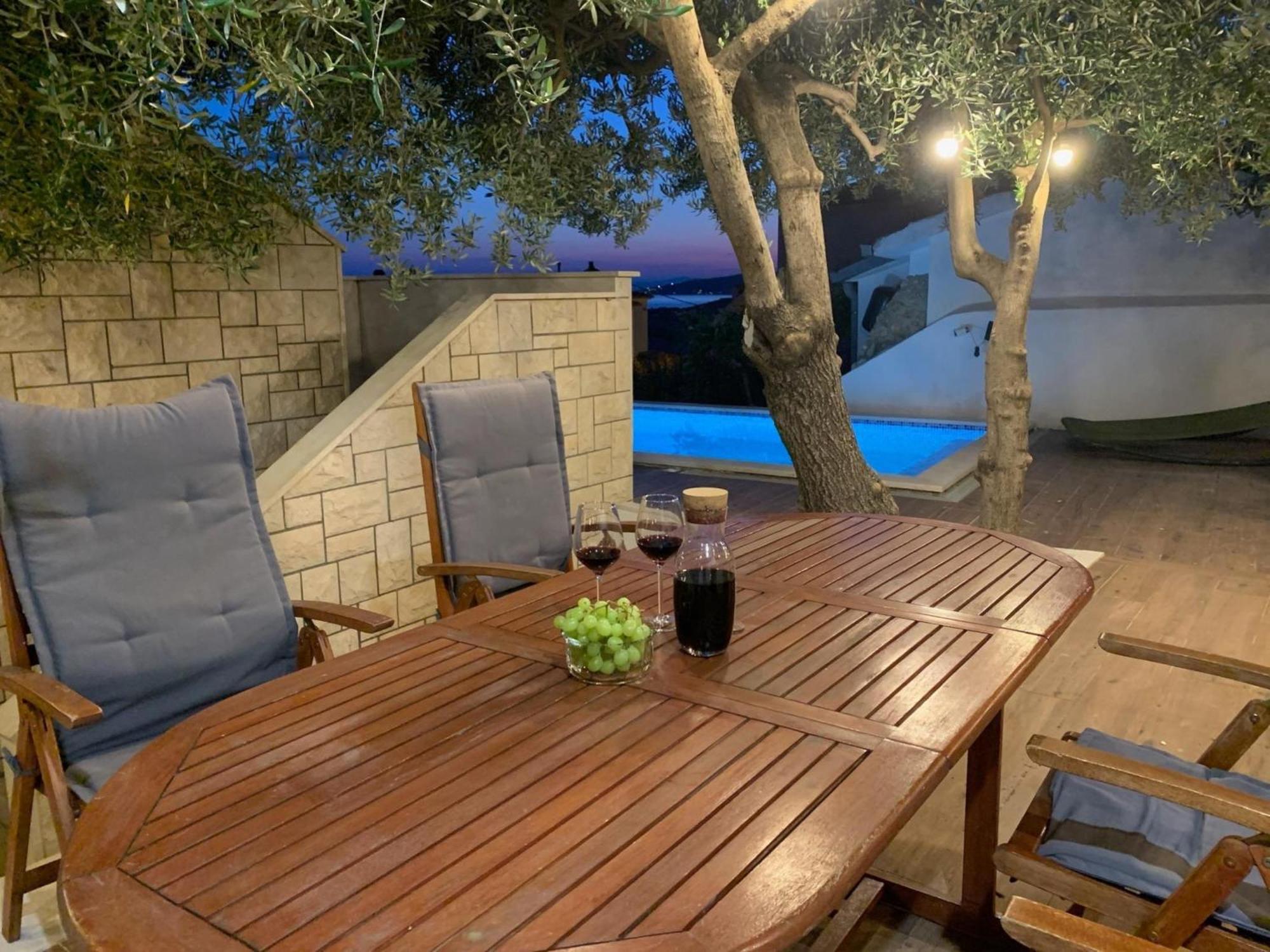 Apartments With Pool Vrdoljak 奥米什 客房 照片