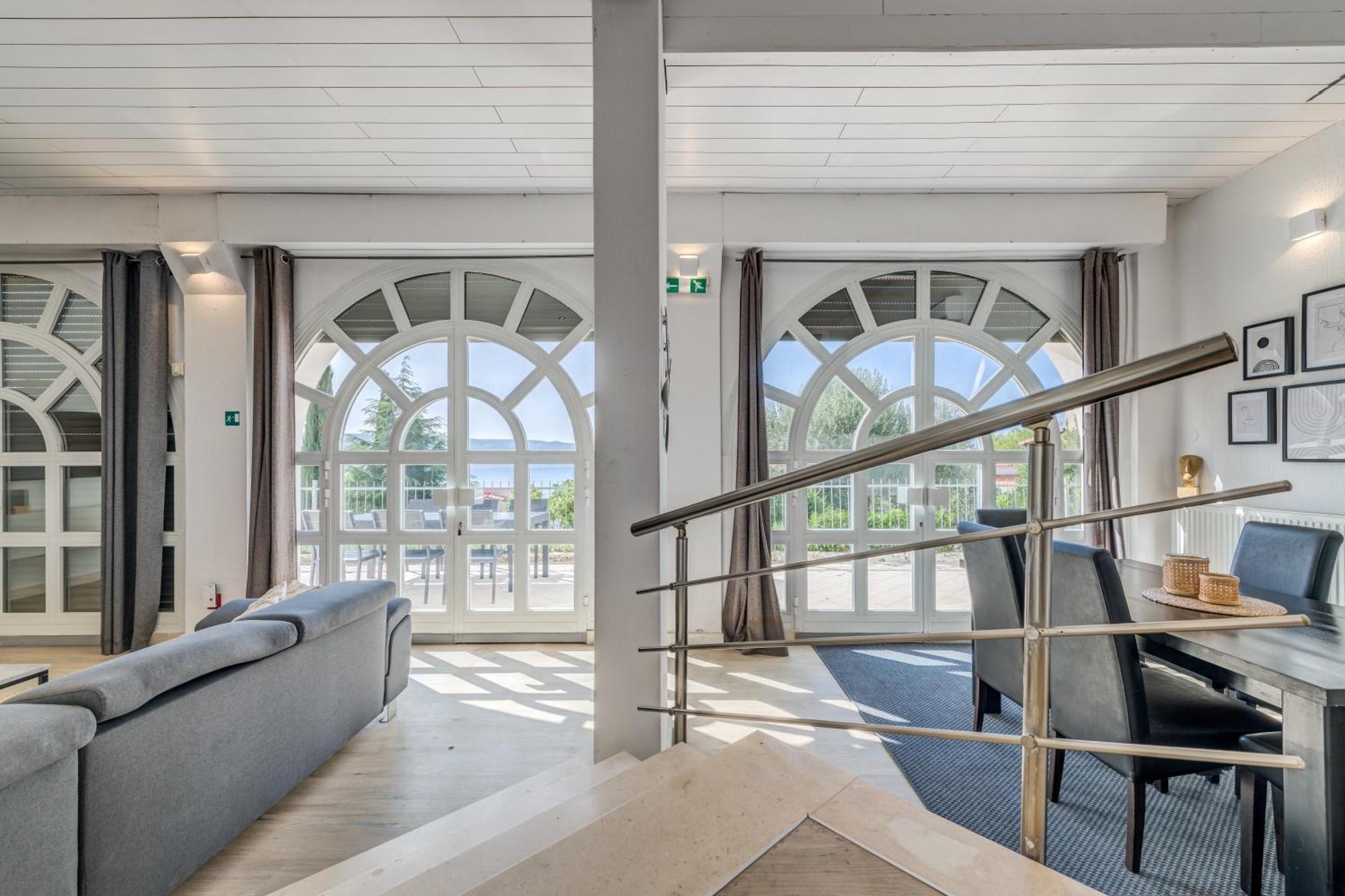 Apartments With Pool Vrdoljak 奥米什 客房 照片
