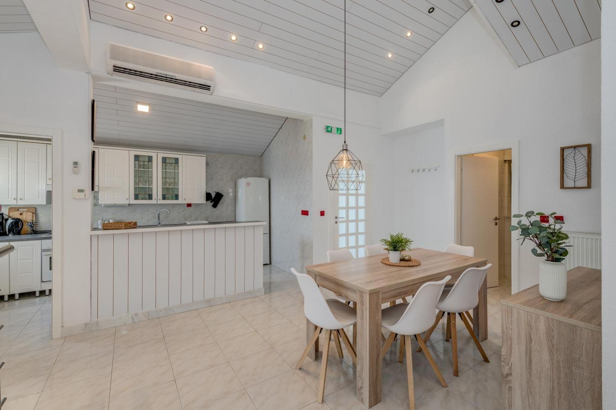 Apartments With Pool Vrdoljak 奥米什 客房 照片