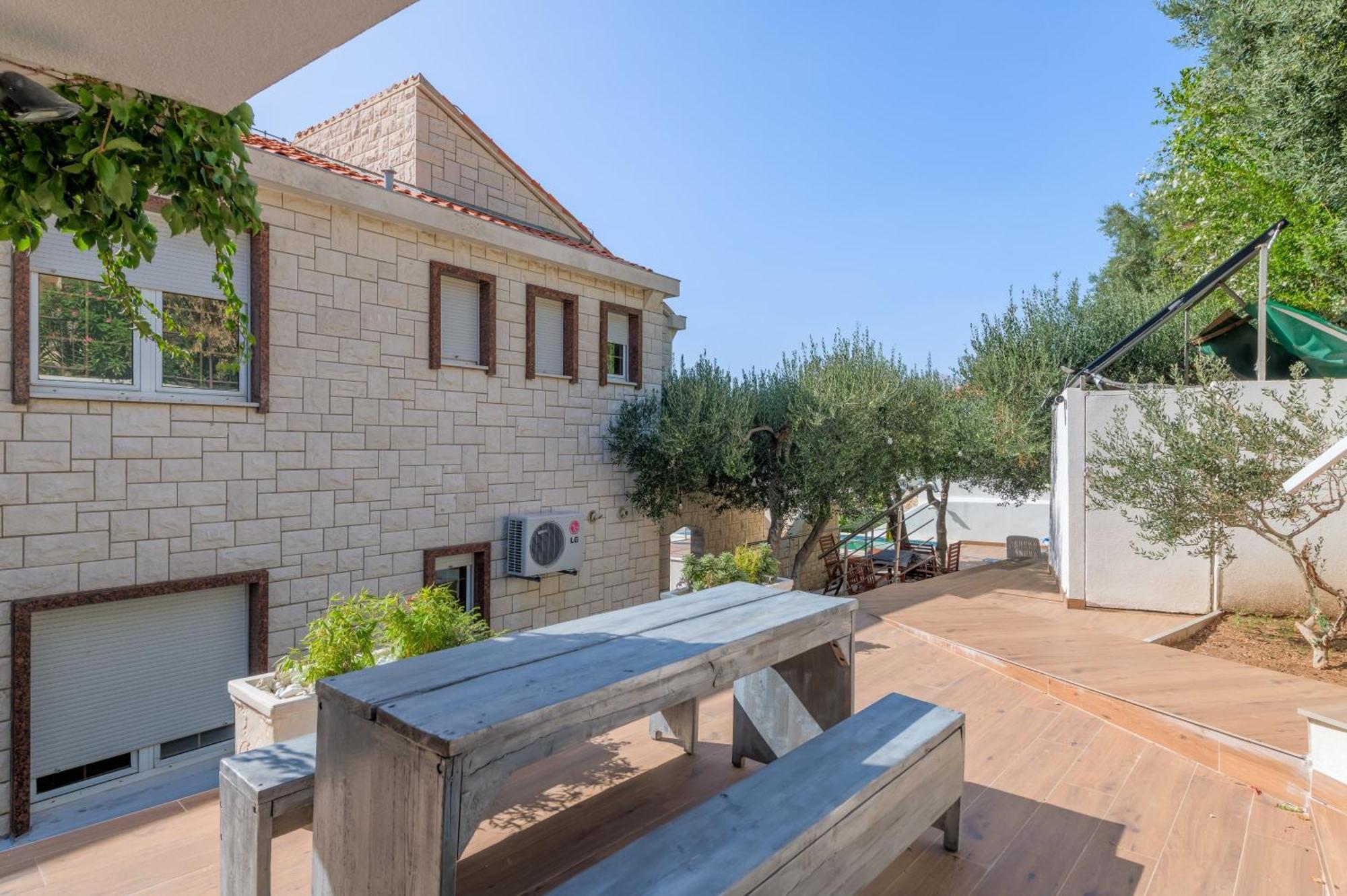 Apartments With Pool Vrdoljak 奥米什 客房 照片